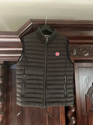 Colmar Väst - Säljer min svarta colmar väst! Storlek är S/M eller 50. Ny pris ca 2500, mitt pris 600kr. Hör av er vid frågor eller funderingar!
