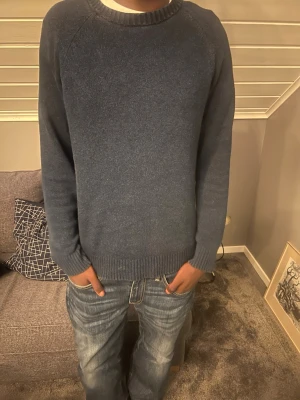 Mörkblå stickad tröja - Skit snygg mörklbå stickad tröja från Levis | Storlek: M | Längd på han som bär tröjan 178cm| Hör av er för frågor😁