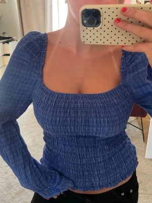 Blå blus - Blå blus med tajt passform och långa ärmar. Fyrkantig ringning!💙storlek M men funkar som XS och S