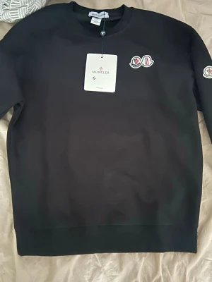 Svart sweatshirt från Moncler - moncler tröja helt ny och o använda passar både storlek S och M. Pris kan diskuteras bara att skicka iväg ett bud