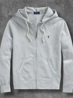 Grå zip-hoodie från Polo Ralph Lauren - Ljusgrå hoodie med dragkedja från Polo Ralph Lauren. Klassisk modell med huva och vita dragsnören, två fickor framtill och broderad blå logga på bröstet. Perfekt för en avslappnad och stilren look.🐧