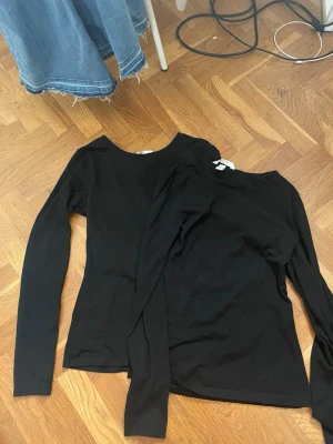 Svarta långärmade toppar från H&M - Två svarta långärmade toppar från H&M i storlek S. Säljs då de är oanvända. 