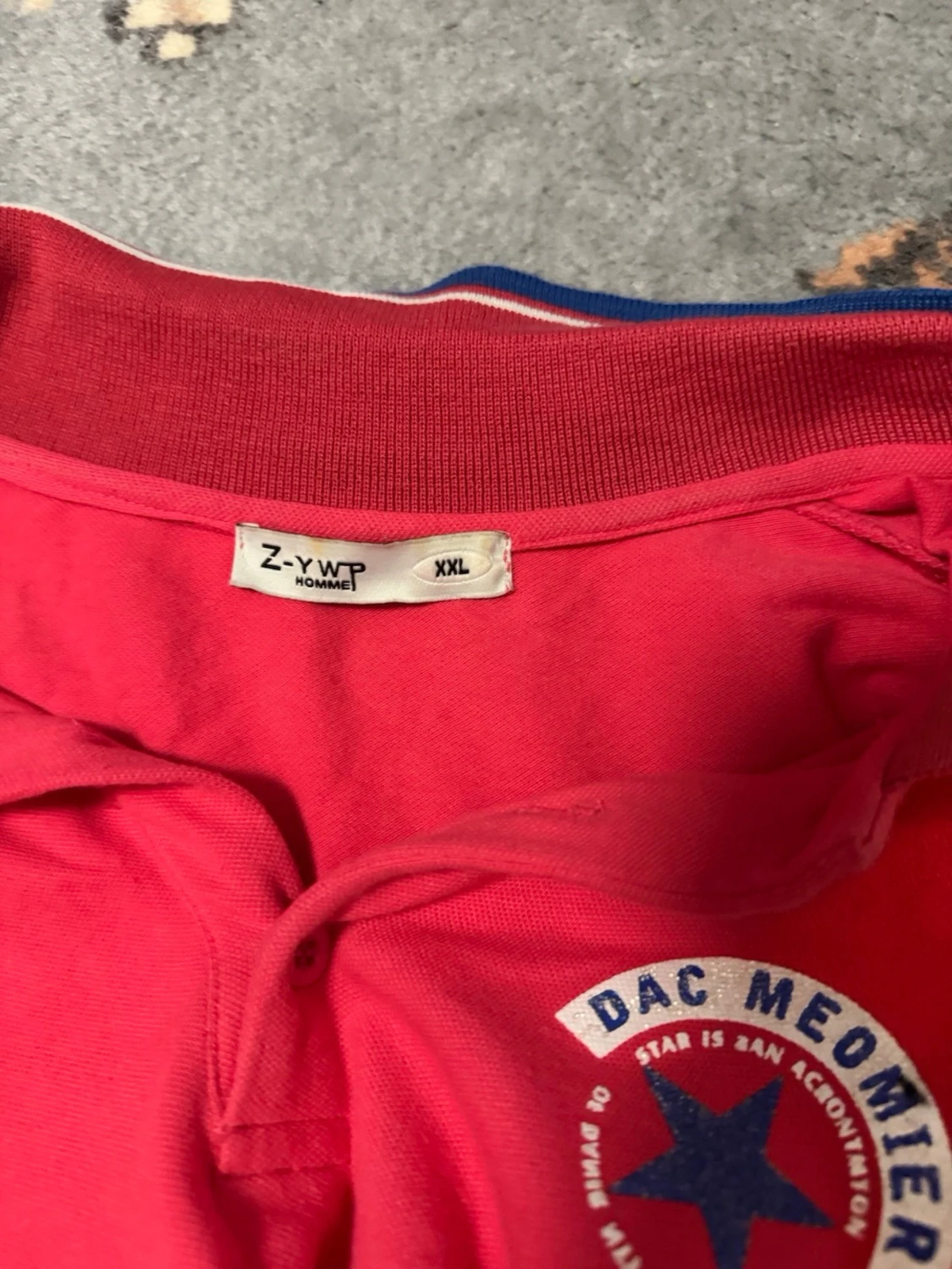 Röd pikétröja med blå detaljer - 2