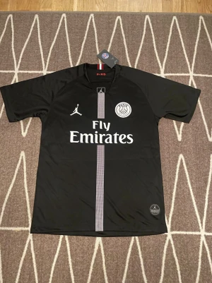 Psg 2019 svart fotbollströja  - En ny svart 2019 psg tröja i storlek M. Skriv privat för frågor