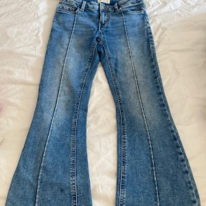 Blå bootcut jeans med pressveck - Snygga blå jeans med bootcut-modell och markerade pressveck framtill. Klassisk femficksdesign med coola bakfickor💘.