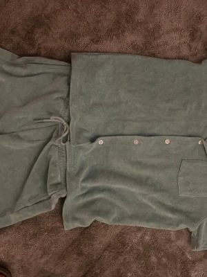Grönt Nikben set i frotté - Superfint grön frotté set från Nikben strl Y14. Perfekt för chill dagar hemma eller om du vill vara snygg på sommarfesten!