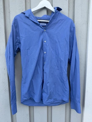 Blå skjorta från The Shirt Factory - Skjorta från The shirt factory - Storlek 39 ungefär M - Mycket bra skick | hör av er vid frågor - TITTA ÄVEN MINA ANDRA SKJORTOR I PROFILEN!🥳🤝