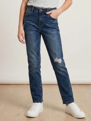 Mörkblå raka jeans med slitning - Snygga mörkblå jeans med rak passform och hög midja. Jeansen har en cool slitning på ena låret och klassiska fem fickor. Perfekta till sneakers och t-shirt för en avslappnad look.