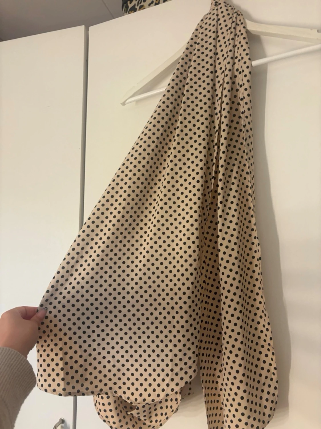 Prickig halternecktop i beige och svart - 1