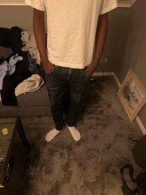 Mörkblå slim fit jeans - Mörkblå slim fit jeans | Storlek: 29/32 | Längd på han som bär jeansen: 178cm | Hör av er om frågor 😁