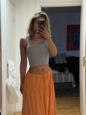 Brandy Melville  - Söt basic topp i ljusblå färg. Croppad, se bilden. One size men sitter som en Stl S. 100% bomull. 
