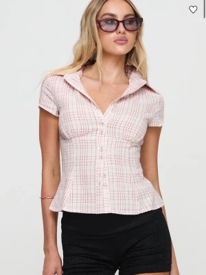 Cottesloe Blouse Top Pink Check - Rosa skjorta från Princess Polly i storlek XS. Aldrig använd utan endast testad. Blusen köptes för 725kr inklusive frakt. Säljer då jag beställde en större storlek. Skriv för fler frågor 🩷