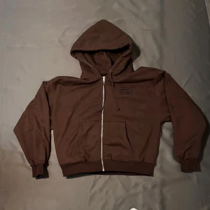 Nike x stussy zip hoodie  - Mörkbrun hoodie från Nike collab med stussy med dragkedja 9/10 skick priset är ej hugget i sten 
