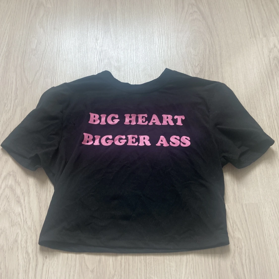 Svart croppad t-shirt med text