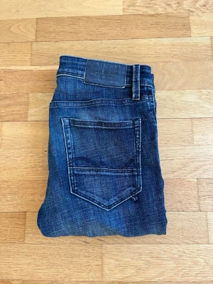 Jack and Jones slim jeans - Säljer dessa snygga mörkblåa jeans från Jack and Jones. Jeansen är i modellen Slim Glenn och storlek W28 L30. Jeansen har tecken på användning men inga hål eller liknande. De är fortfarande i bra skick. Vid frågor eller funderingar är det bara att höra av sig.