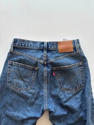 Levi's 501  - Jättesnygga klassiska blå Levi's 501 jeans med rak passform och medelhög midja! Jeansen är använda ett fåtal gånger. Storlek W23 L32, något stora i storleken💕