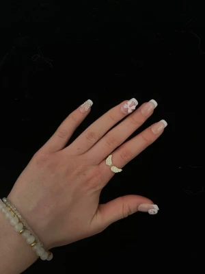 Guldig ring med vingar  - Helt ny. Justerbar. Frakt 29kr. tryck på köp nu!! 🪽✨