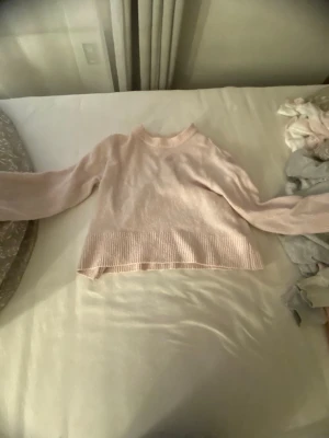 Stickad tröja  - En vanlig rosa stickad tröja från Gina har inte använts mycke utan legat i gaderoben