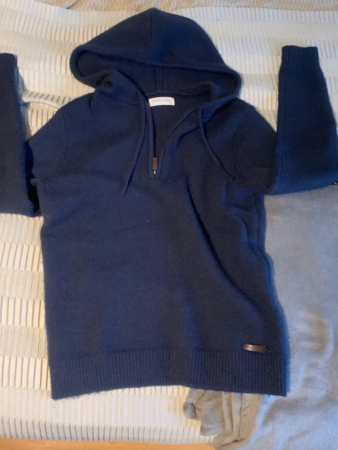 Mörkblå hoodie från Pier One