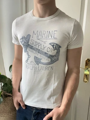 Ralph lauren marine supply t shirt  - Ralph lauren marine supply t shirt, Inga defekter förutom en liten fläck på framsidan som inte syns.! Modellen i bilderna är 180 cm 75 kg och bär Storlek S rekommenderar inte för någon större , Kom med frågor! 🌟 (Kan gå ned i pris vid köp av paket 😉) 