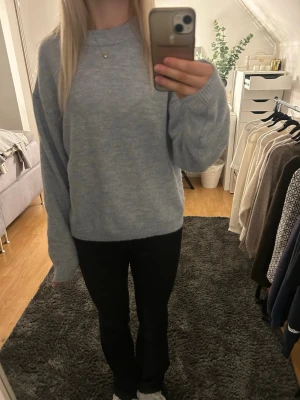 Ljusblå stickad tröja - Mysig ljusblå stickad tröja med rund halsringning. Tröjan har långa ärmar och ribbade muddar vid ärmslut och nederkant. Perfekt för lager på lager och enkel att matcha med olika stilar. Väldigt skönt material och nästan aldrig använd 