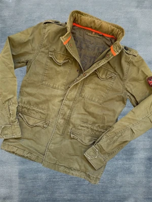 *Unik* Superdry Fieldjacket - En mycket trevlig fieldjacket av märket Superdry i en extremt snygg grön färg! Hör av dig vid frågor!