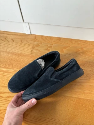 Moncler loafers 41 herr - Helt stört snygga unika och sällsynta blå mocka Moncler loafers/eleganta sneakers i storlek 41. Absolut toppenskick knappt använda så som nya verkligen och passar till allt perfekta nu till våren och sommaren! Orderbekräftelse finns och ges enbart ut till köparen men självklart äkta precis som samtliga varor är i min profil! Tveka inte vid minsta fråga eller fundering och pris ej hugget i sten!
