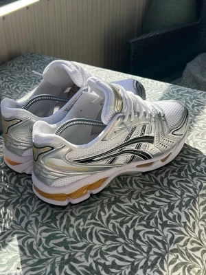 Asics Gel sneakers - Säljer mina Asics Gel sneakers som är i topp skick. Perfekta till sommaren som vanliga sneakers men även löparskor. Hör av er vid frågor eller funderingar!