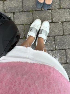 Grå valentino open - Säljer ett par grå Valentinos i strl 39. De är inte jätte fint skick och man får med box distans och äkthetsbevis🙏