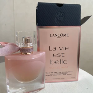 Lancôme La Vie Est Belle Vanille Nude - Jättefin doft med inslag av vanilj, jasmin och ros, vilket ger en mjuk och feminin känsla. Säljer den då det blev ett blindköp och den var inte helt för mig. Endast provsprutad vid ett tillfälle.