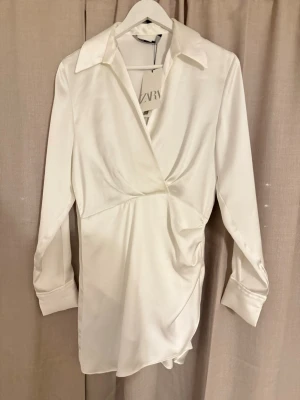 Zara klänning - Vit satinklänning från Zara. Ny med prislapp i strl S💕💕