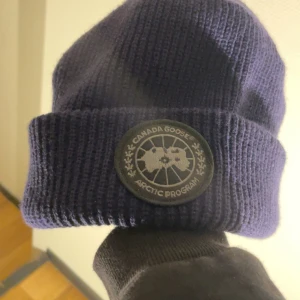Mörkblå mössa från Canada Goose - Herre jovlars vad snygg