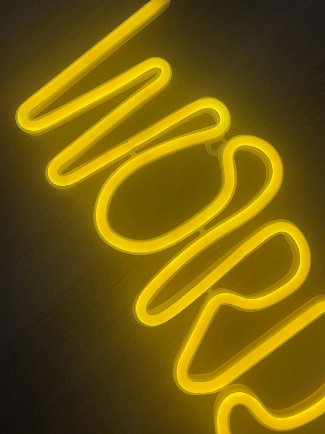 Gul neonlampa med texten WORDS - 2