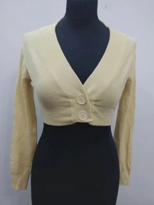 Snygg croppad ljusgul cardigan! - Snygg figursydd kort cardigan!