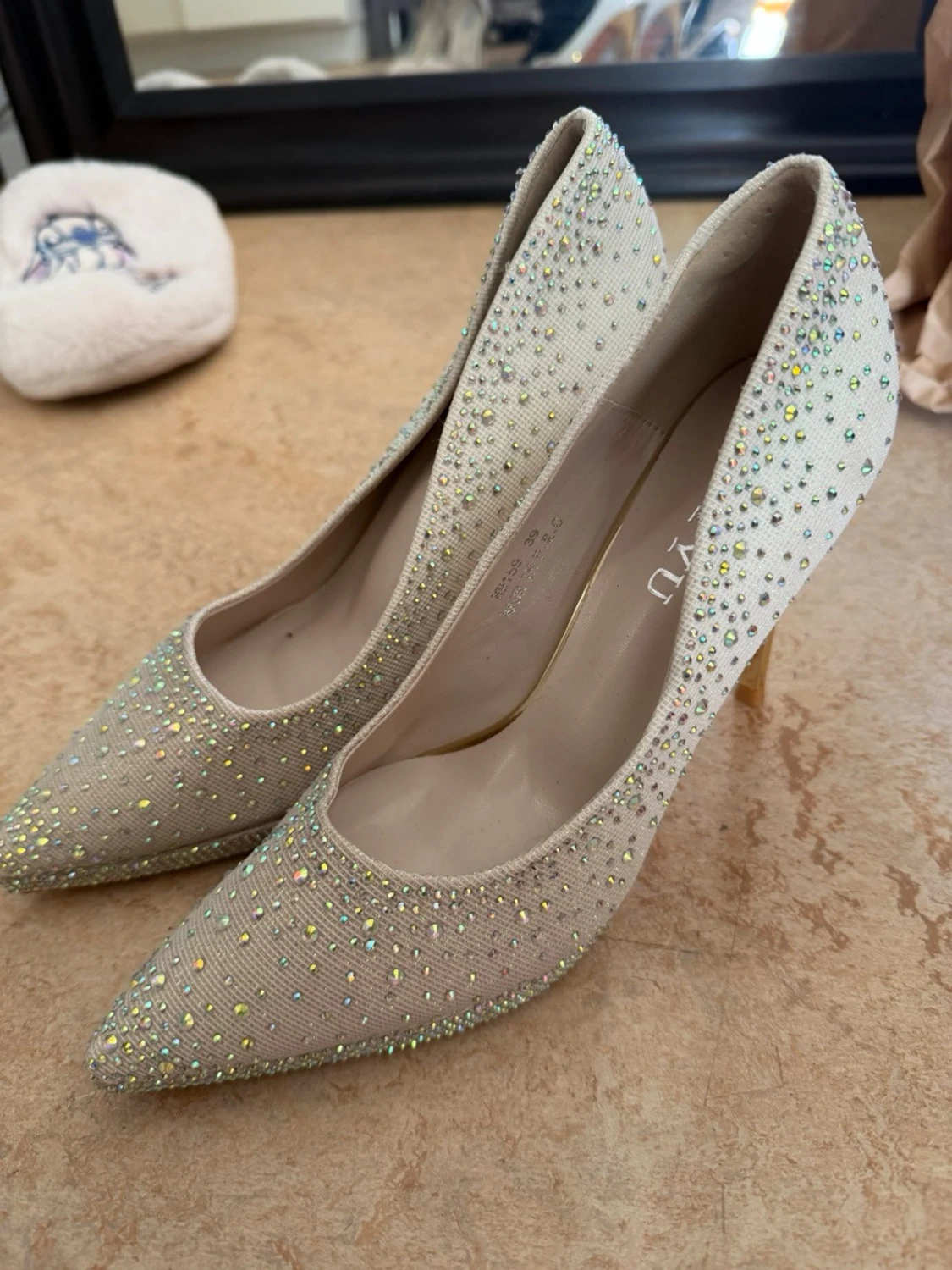 Glittriga pumps med guldfärgad klack - 4