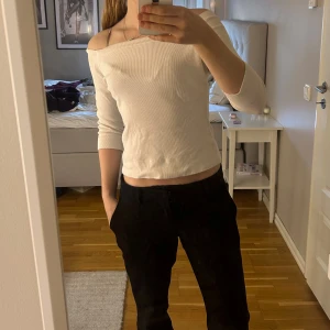 Vit trekvarts tröja  - Hej! Säljer denna ursnygga trekvarsärmade tröjan, den är i storlek S! Man kan ha den både som en offshoulder top, eller inte, man väljer helt själv💞 Jag är 173 och bör S/M och den sitter bra på mig. Hör av er om mer bilder önskas!