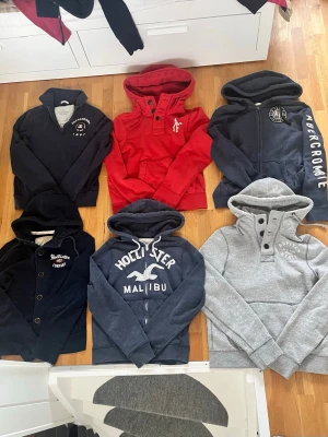 Hollister Abercrombie hoodies drop vintage  - Riktigt snygga vintage Hollister Abercrombie tröjor i topp skick. Går att köpa en men rabatt vid flera. Olika storlekar S/M/L olika priser från 350 kr styck och upp Skriv vid köp och info kom gärna med frågor och prisförslag 😁 har även mycket mer i min profil ✌️