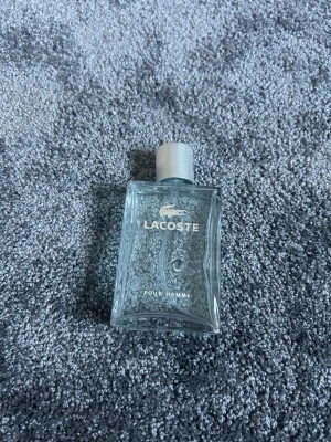 Lacoste Pour Homme parfym - Fräsch herrparfym från Lacoste, luktar fräsht och perfekt till sommaren.