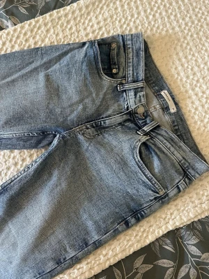 Gina Tricot jeans - Ljusblå bootcut jeans från Gina tricot i storlek 36. Endast använda en gång och i super fint skick!😊