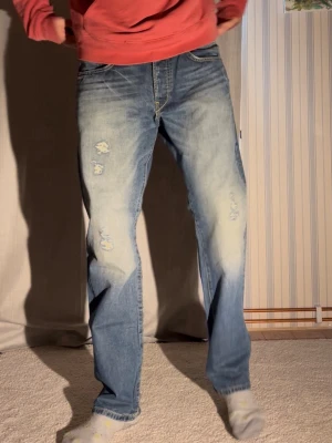 Esprit denim jeans - Säljer nu dessa galet feta jeansen från Esprit Denim storlek 34/32 men sitter mer som 32 eller 33 i midjan Modellen är 188cm och väger 78kg  Total längd: 103 Benöppning: 20 Midja: 44  Priset kan som alltid diskuteras, hör av er vid minsta fundering! Mvh Charlie
