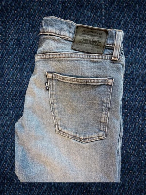 Levi's selvedge jeans - Sjukt feta och sällsynta selvedge jeans från Levis! Storlek W33 L32. Model 511 slim, en gammal model som inte tillverkas längre vilket gör den mycket eftertraktad. Finns rum för många fina faded och slitningar som kommer med tiden.  Hör av dig vid intresse!👏