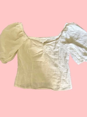 Topp linne - Vit puffärmad topp i linne material!