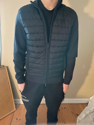 Cardigan marinblå  - Marinblå cardigan perfekt nu till våren med två dragkedjor , använd fåtal gånger inga defekter. Bara att höra av dig vid minsta lilla fundering!🙌