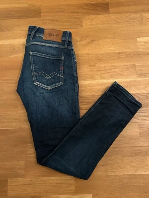 Replay anbass jeans  - Säljer ett par snygga Replay anbass jeans i mycket gott skick. Hör av er vid frågor!