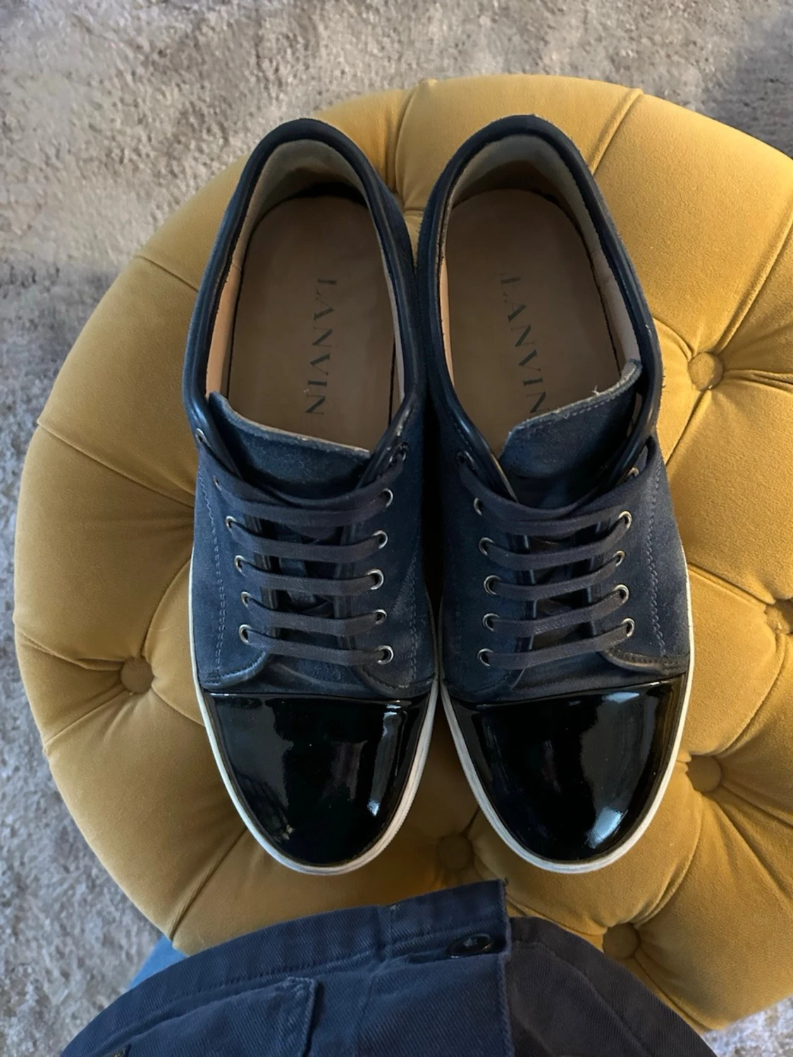 Mörkblå sneakers med lackdetalj - 4