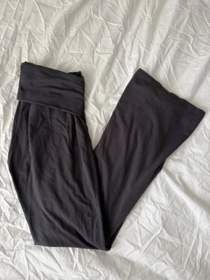 Yogapants petite  - Grå yogapants från Gina tricot som är i petite modell (går knappt att köpa någonstans idag) passar någon under 160 cm! Bra skick förutom lite noppriga i skrevet, se näst sista bilden 🤍