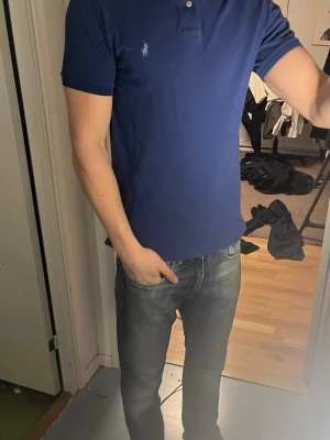 Ralph Lauren Piké - Tja säljer nu en blå Ralph Lauren Piké i storlek M. Pikén är i ett fint skick utan några tydliga defekter. Hör av dig vid frågor eller funderingar.