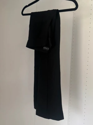 Zara kostymbyxor  - Mjuka kostymbyxor från Zara. Använd flera tillfällen men i fint skick, enda skavanken är att de fått några få noppor längs benen, svårt att fånga på bild. Utsvängda ben