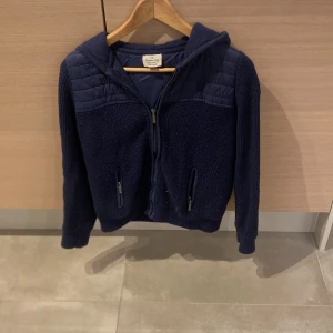 Massimo Dutti🔵cardigan - Dm vid intresse, lägg bud.. Säljer en fet Massimo dutti cardigan i mycket bra skick. Den är sällsynt och väldigt svår att få tag på i den storleken. Storlek: 158cm