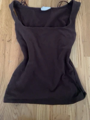 Brun ärmlös linnetopp - Jätte skönt material utan defekter